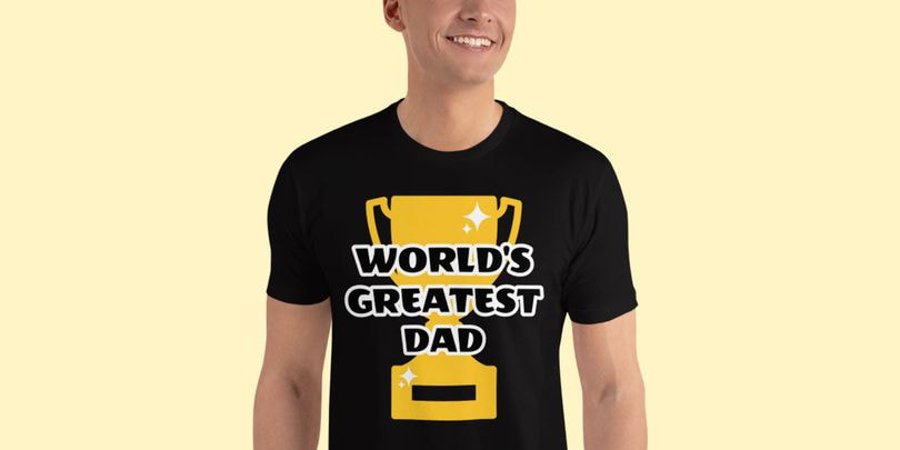 Mann mit einem personlisierten t-shirt "world's greatest dad" als vatertagsgeschenk